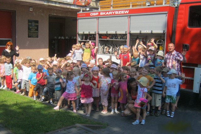Dzieci ze skaryszewskiego przedszkola z zaciekawieniem obejrzały wóz strażacki.