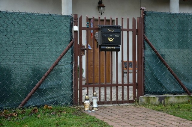 Rodzinna tragedia w Kozienicach. Pod domem, w którym doszło do tragedii, pojawiły się pierwsze znicze.