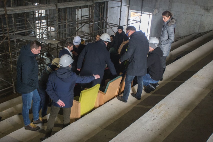 Mierzą fotele do nowej siedziby słupskiego teatru.