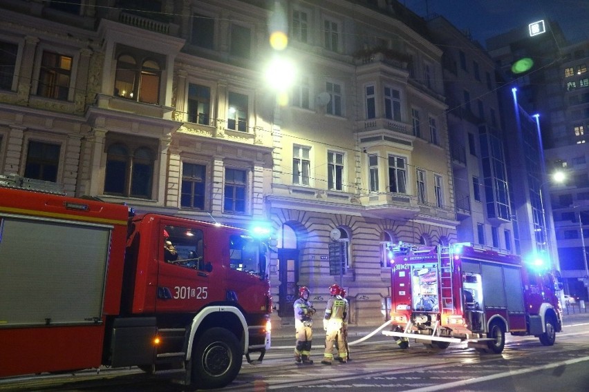 Pożar mieszkania w pobliżu pl. Jana Pawła II. 7 zastępów strażaków w akcji, zablokowany przejazd [ZDJĘCIA]