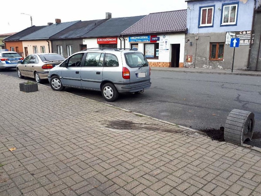 Rynek w Piotrkowie Kujawskim - jedno auto uderza w drugie, wjeżdża w donicę na skwerze. Kierowca? Miał 1.8 promila