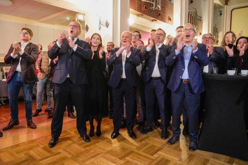 Oficjalny entuzjazm po ogłoszeniu pierwszego sondażu powyborczego i powściągliwe uśmiechy na wieczorze wyborczym PiS w Gdańsku