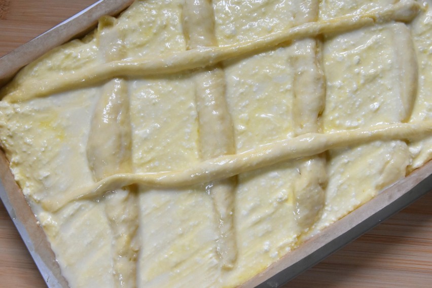 Domowe ciasto drożdżowe z serem w foremce posmaruj jajkiem...
