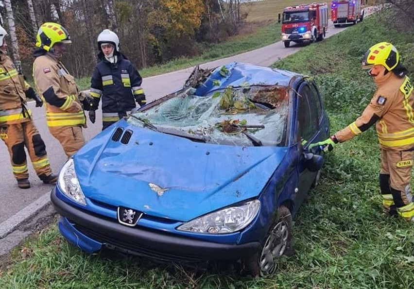 Zelki. Peugeot dachował w rowie. Auto do kasacji