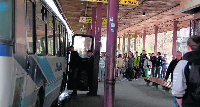 Z autobusów dębickiego PKS-u korzysta sporo młodzieży. Po wakacjach wielu uczniów nie będzie miało jak dojechać do swoich szkół