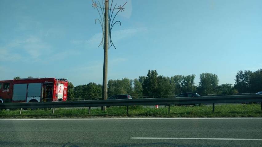 Zderzenie trzech samochodów na Roździeńskiego w Katowicach. Utworzył się ogromny korek