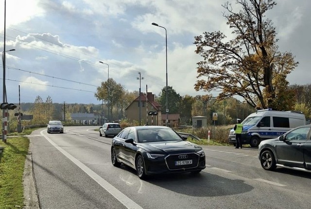 Wczoraj w Sycewicach policjanci ruchu drogowego zauważyli volkswagena, którego kierowca pomimo tego, że od kilku sekund sygnalizator wydawał zarówno sygnał dźwiękowy jak i świetlny zakazujący przejazdu przez tory.