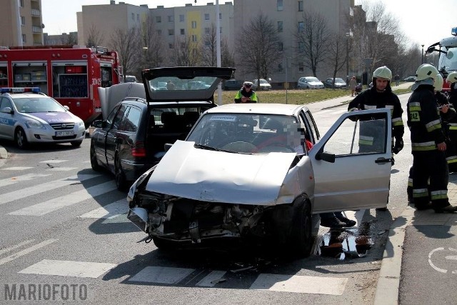 Mercedes zderzył się z fiatem na skrzyżowaniu Alei Solidarności z ul. Bielską.