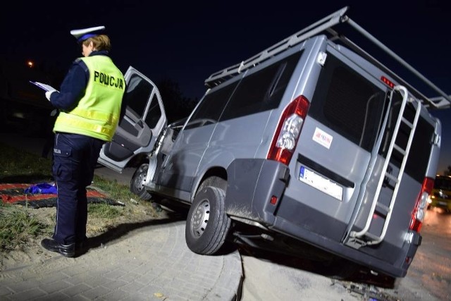 Międzychód: Bus pełen Azjatów zderzył się z ciężarówką