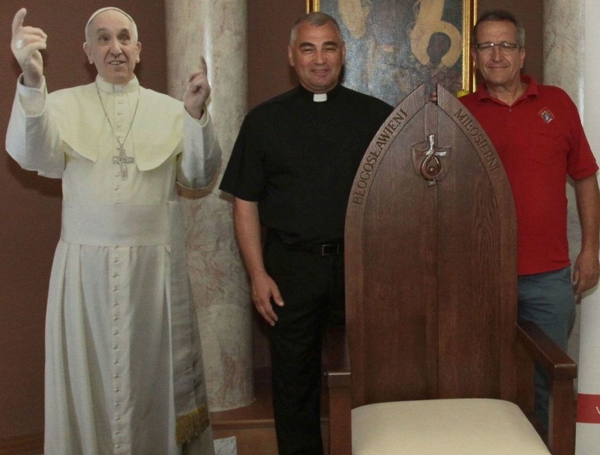 - Papieski fotel pokażemy parafianom w niedzielę - mówią...