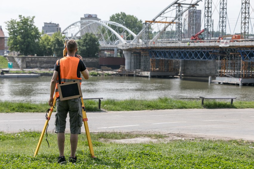 Kraków. Nowy most kolejowy ma już wszystkie łuki [ZDJĘCIA]