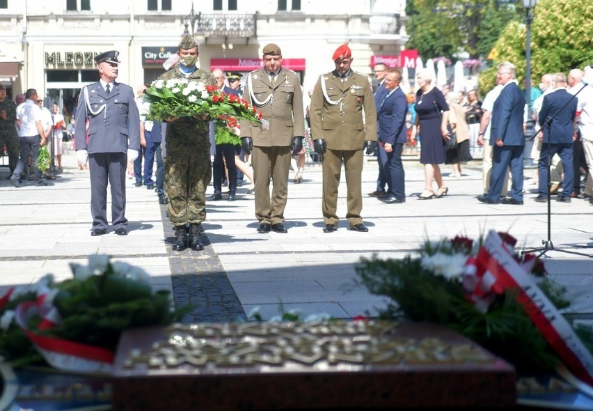 Uroczyste obchody Święta Wojska Polskiego w Radomiu. Apel Pamięci przed kościołem garnizonowym - zdjęcia