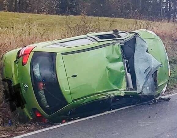 Dachowanie citroena. Dwie osoby ranne [ZDJĘCIA]