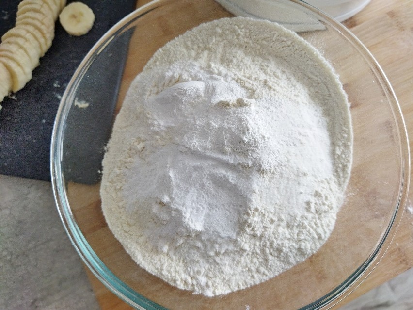 W misce wymieszaj mąkę z proszkiem do pieczenia i sodą...