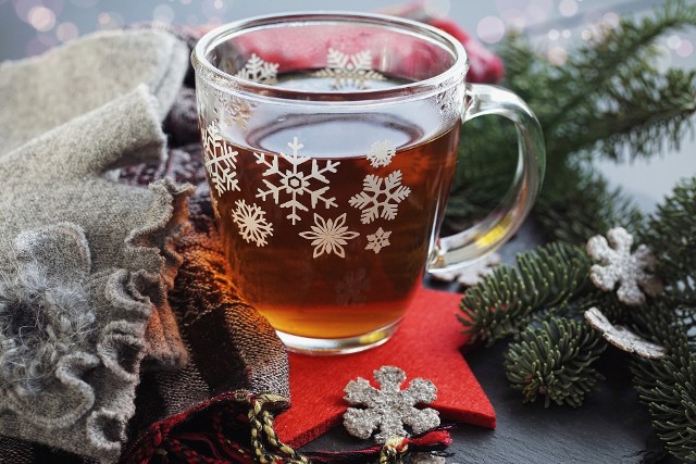 Herbata ze świerku to idealny rozgrzewający napój na chłodne, zimowe wieczory.