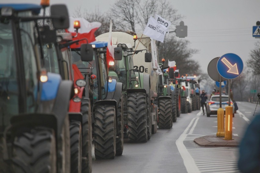 Kolumny protestujących rolników przejadą wokół Strzelec...