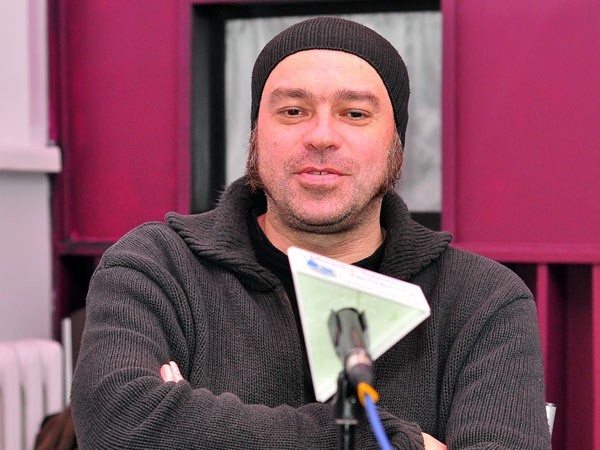 Tomasz Budzyński, lider zespołu Armia, jak sam mówi z chęcią powraca do Tarnobrzega. W poniedziałek promował swoją książkę "Soul Side Story&#8221; w Tarnobrzeskim Domu Kultury.