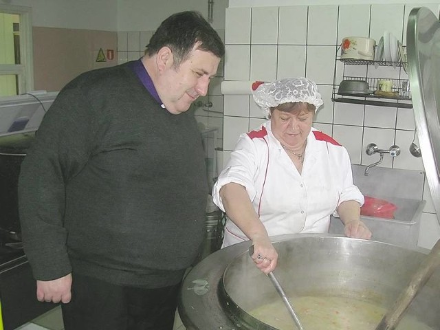 Ks. Zygmunt Czepirski zazwyczaj osobiście nadzoruje pracę Teresy Moskwy która przygotowuje posiłki.