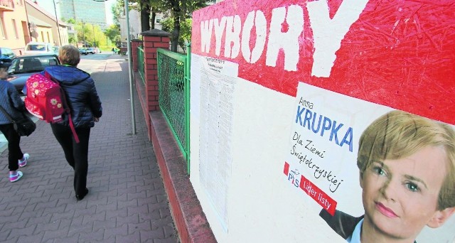 Kontrowersje wywołało umieszczenie plakatu Anny Krupki na tablicy obwieszczeń wyborczych przed Zespołem Szkół  4  przy Jasnej w Kielcach. Okazało się, że prawo na to zezwala.