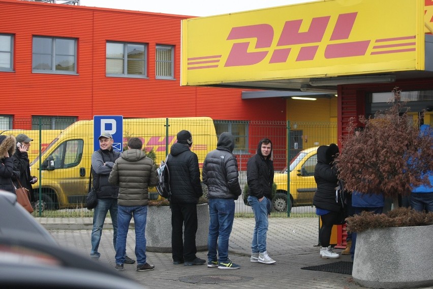 Czekasz na paczkę? Możesz nie mieć prezentu na święta. Kolejki pod DHL-em