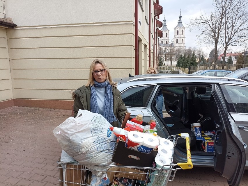 Z Piekoszowa na Ukrainę trafiło już ponad 5 ton żywności i innych potrzebnych rzeczy. Prośba o dalszą pomoc. Zobaczcie wideo i zdjęcia  