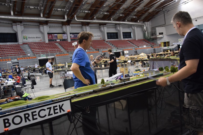 Bielsko-Biała: Miniaturowe pociągi kursują w hali pod Dębowcem. Są naprawdę niesamowite! ZDJĘCIA