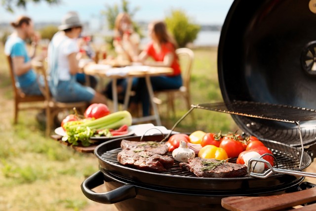 Orientalne szaszłyki, roślinne zamienniki mięsa i warzywa w postaci sałatek czy dań z rusztu to kulinarne przeboje tego sezonu. Majówkowy grill to także świetna okazja do eksperymentów z marynatami do mięs i sosami – keczup i musztarda to zdecydowanie za mało! W menu nie może zabraknąć również opcji dla gości na diecie roślinnej.