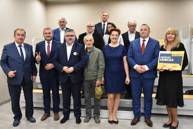 Kandydaci i sympatycy Trzeciej Drogi po spotkaniu w Proszowicach