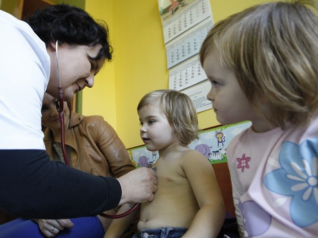 2,5-letnie bliźniaczki Lenka i Amelka Drobot przyszły z mamą do doktor Beaty Tworek na wizytę kontrolną. Dziewczynki miały zapalenie gardła.