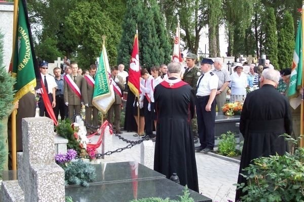 Obchody rocznicy pacyfikacji Garbatki Letniska po mszy świętej przeniosły się na cmentarz parafialny, pod pomnik upamiętniający tragiczne wydarzenia z lipca 1942.