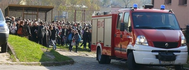 Ponad 200 uczniów zostało ewakuowanych z jednego ze starachowickich gimnazjów  po tym jak w jednej z sal lekcyjnych w której odbywają się zajęcia z chemii pojawił się ogień.  