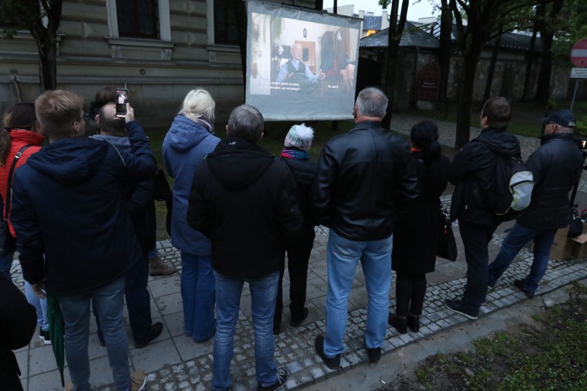 Film "Tylko nie mów nikomu" o pedofilii w Kościele wyświetlono na ścianie Kurii w Kielcach [ZAPIS TRANSMISJI]