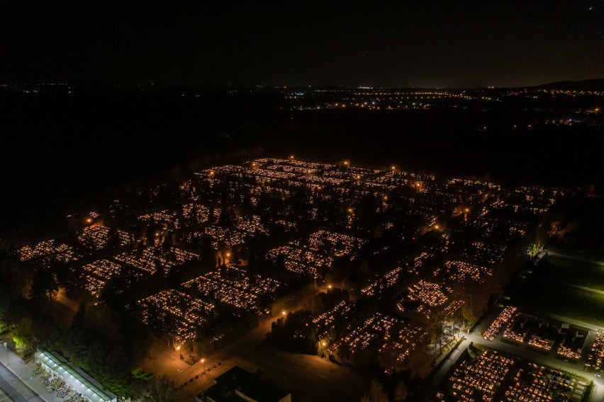 Wszystkich Świętych 2021. Cmentarz w Cedzynie nocą. Tysiące zniczy rozświetliło groby. Zobacz niesamowite zdjęcia z drona