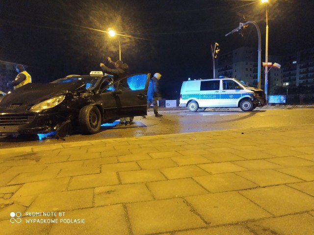 Wypadek radiowozu w Białymstoku. Kierowca taxi wymusił pierwszeństwo i zderzył się z policyjnym volkswagenem