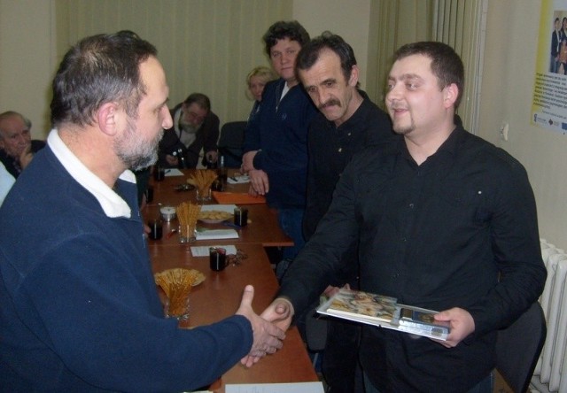 Mateusz Kamoda (z prawej) otrzymał medal za uratowanie wielu eksponatów dla Muzeum Regionalnego w Końskich.