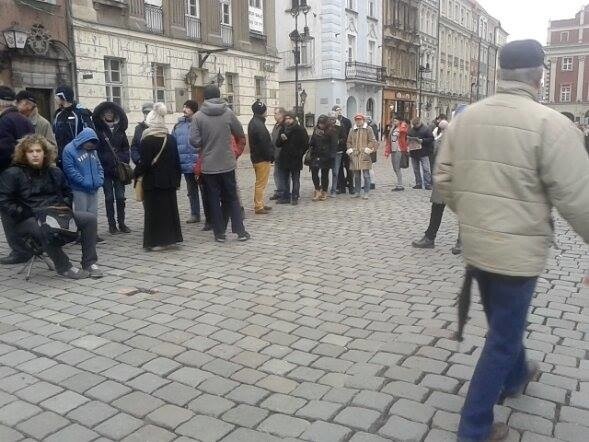 Olbrzymia kolejka na Starym Rynku - poznaniacy czekają na...