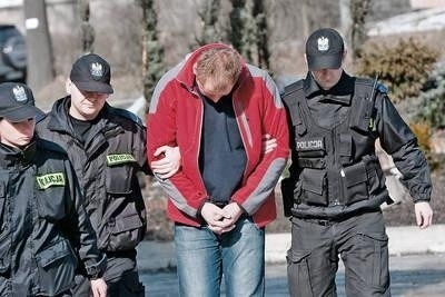 Mężczyzna został wczoraj doprowadzony na przesłuchanie do Prokuratury Rejonowej w Limanowej Fot. Kuba Toporkiewicz
