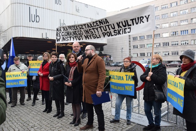 Protest wobec przekształcenia Regionalnego Instytutu Kultury w Instytut Myśli Polskiej na placu Sejmu Śląskiego w Katowicach