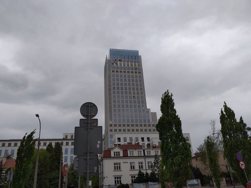 Pozłacany budynek Unity Tower