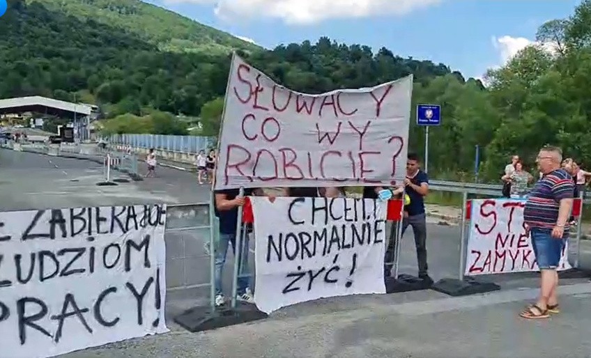 Leluchów. Przedsiębiorcy protestują przeciwko zamknięciu przejścia granicznego ze Słowacją. To koniec dla ich biznesów [ZDJECIA]