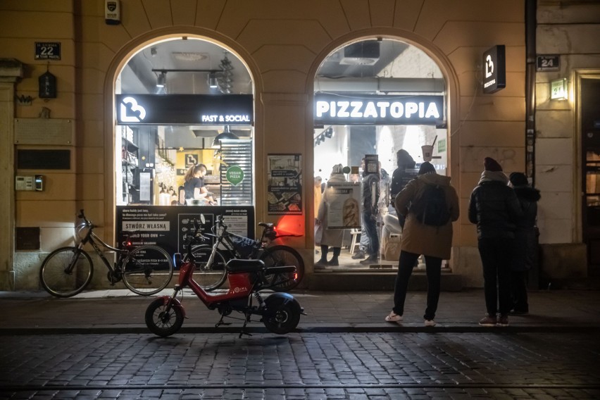 Rynek Główny w Krakowie w nocy z soboty na niedzielę