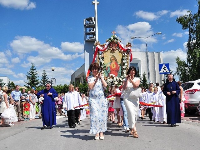 Miejska procesja Bożego Ciała w Tarnobrzegu wyruszyła z Kościoła Matki Bożej Nieustającej Pomocy na osiedlu Serbinów.