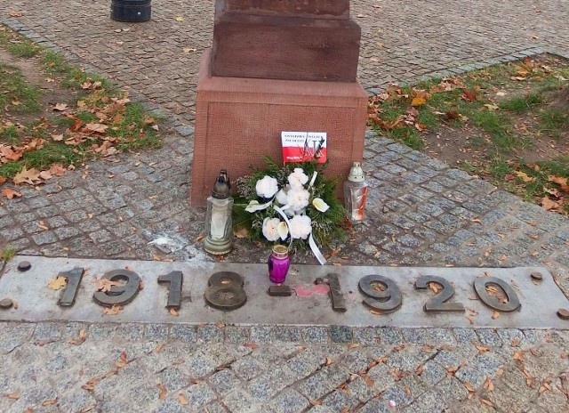 CuKpomnik1- Kwiaty i wieńce będą składane w Wąchocku przed pomnikiem wojny polsko-bolszewickiej 1920 roku