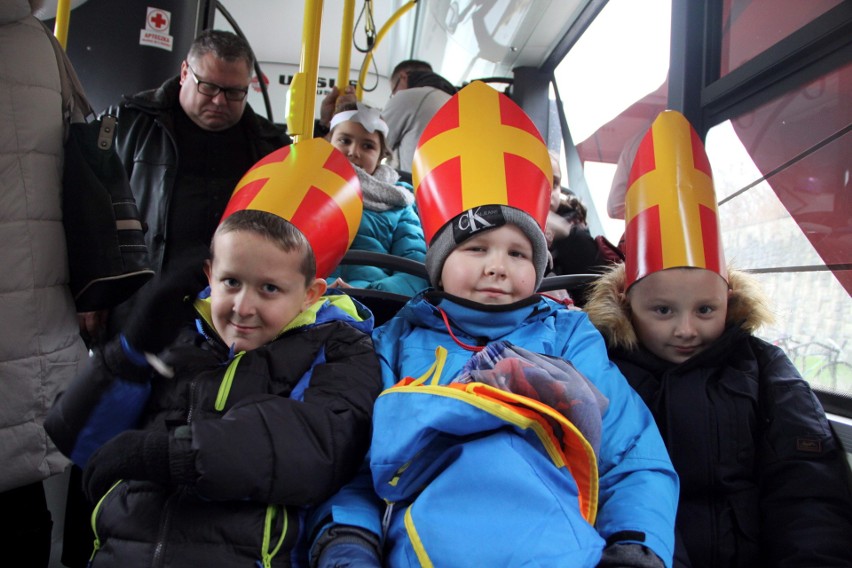 Św. Mikołaj przybył do nas autobusem i odwiedził dzieci w lubelskich szpitalach (ZDJĘCIA, FILM)