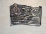 Tablica poświęcona Lechowi Kaczyńskiemu na urzędzie [FOTO]