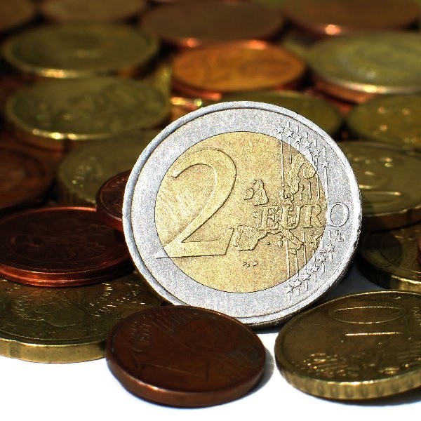 Na razie euro ma 15 krajów Unii Europejskiej. Premier Donald Tusk mówi, że w Polsce euro może zastąpić złotówkę już w 2012 roku