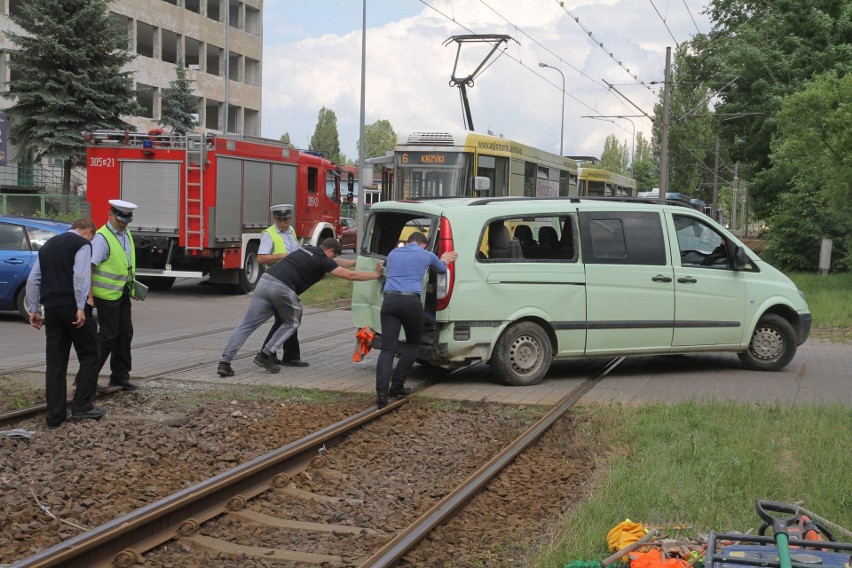 Zderzenie mercedesa z tramwajem na Kwidzyńskiej [ZDJĘCIA]