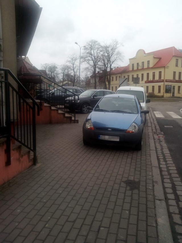 Jak zapowiada straż miejska, za takie parkowanie, jak przed pierogarnią, kierowcy mogą dostać nawet 400 złotych mandatu i dodatkowo dwa punkty karne