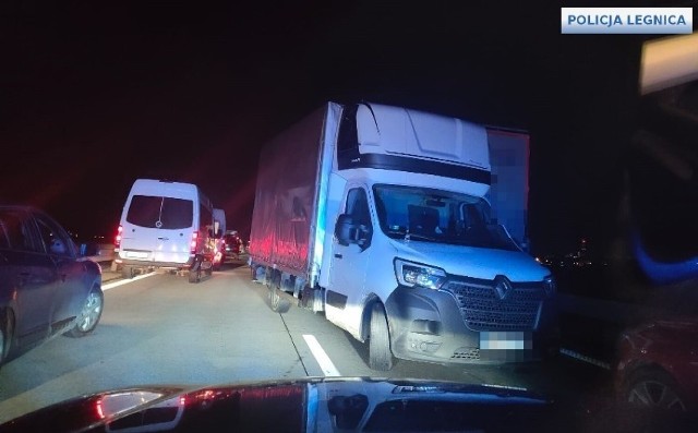 Po zdarzeniu drogowym na autostradzie A4 zrobił się zator w okolicach Legnicy.