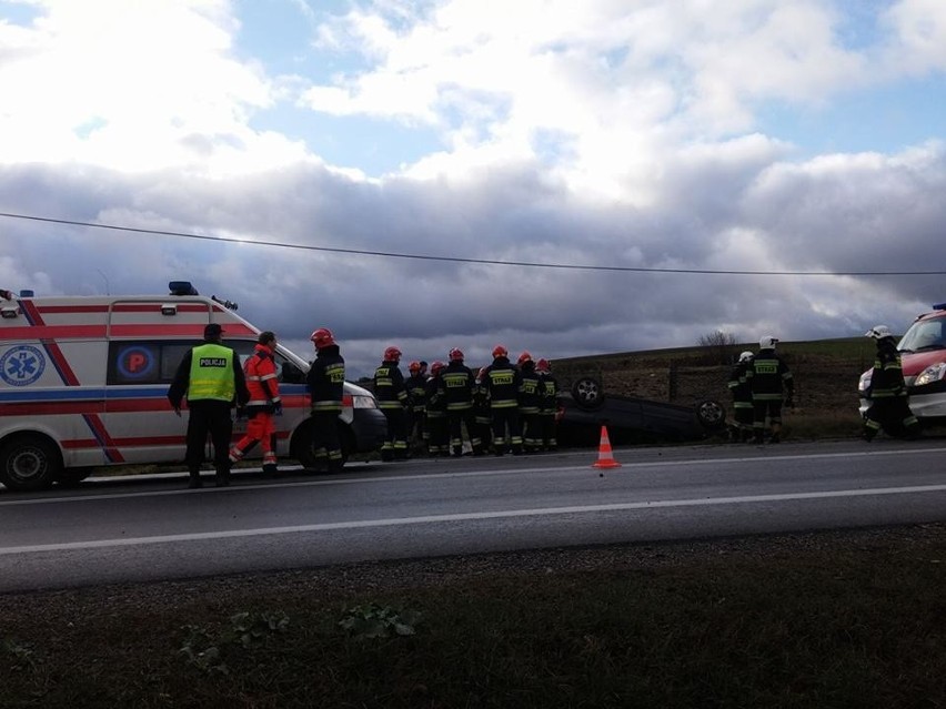 Wypadek w Pradłach: samochód dachował w rowie